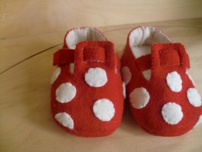 Babyschoentjes rood met witte stippen kant en klaar. - Klik op de afbeelding om het venster te sluiten