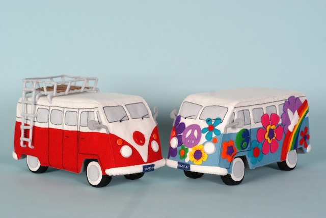 Back to the sixties: Flower Power bus en rood/wit VWbus patrblad - Klik op de afbeelding om het venster te sluiten