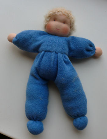 Knuffelpopje blauw met blonde korte krullen - Klik op de afbeelding om het venster te sluiten
