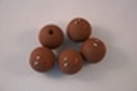 Houten kralen 18 mm bruin met gezicht ( per drie)